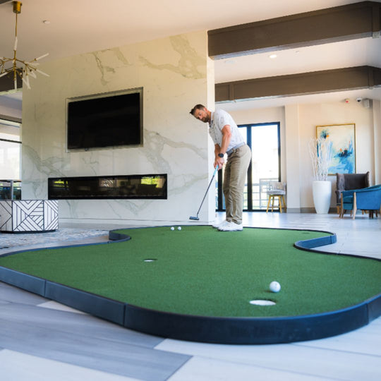 SIGPRO Double Break Putting Green with 4 Cups – Stimp 10