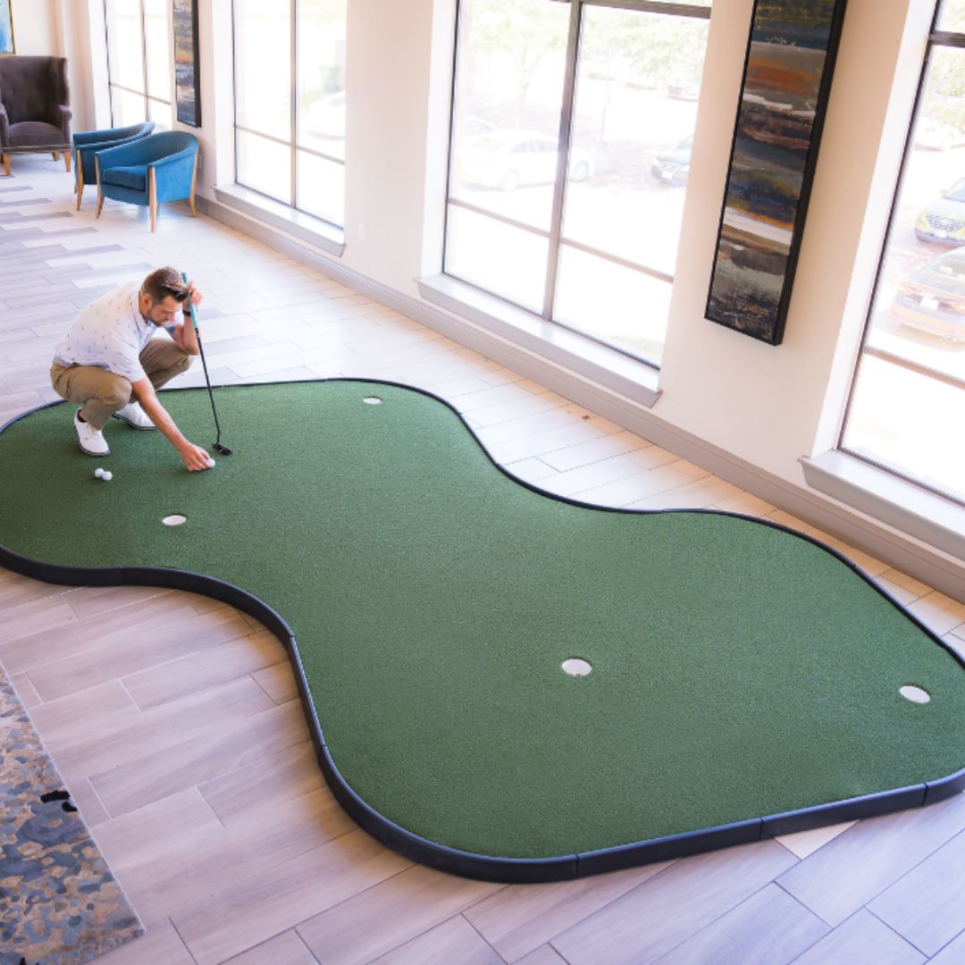 SIGPRO Double Break Putting Green with 4 Cups – Stimp 10