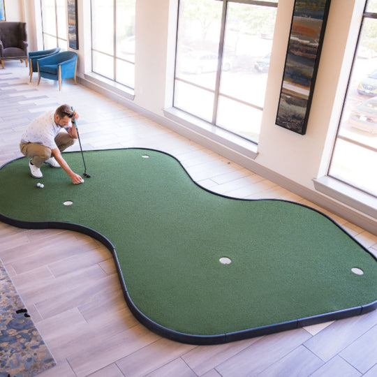 SIGPRO Double Break Putting Green with 4 Cups – Stimp 10