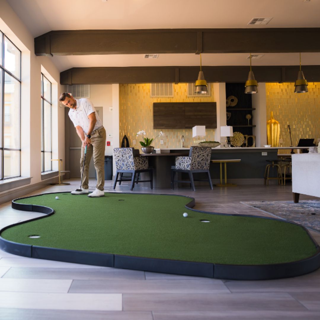 SIGPRO Double Break Putting Green with 4 Cups – Stimp 10