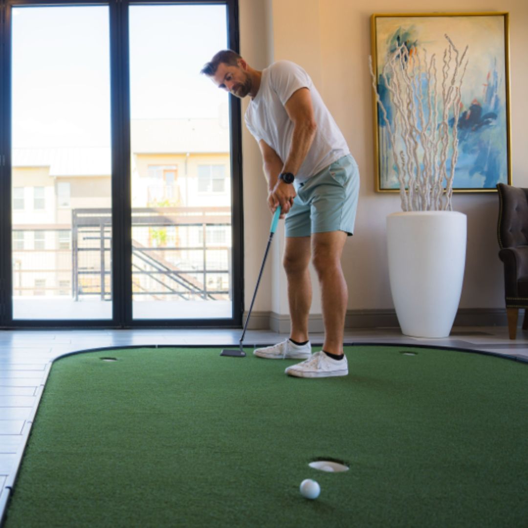 SIGPRO Executive Putting Green with 5 Cups – Stimp 10 Turf
